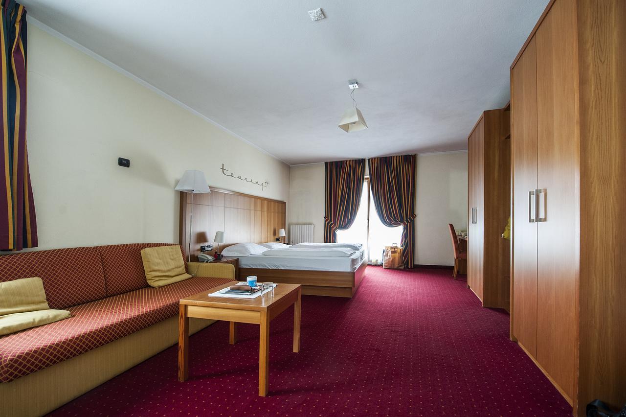 Hotel Touring Лівіньо Екстер'єр фото